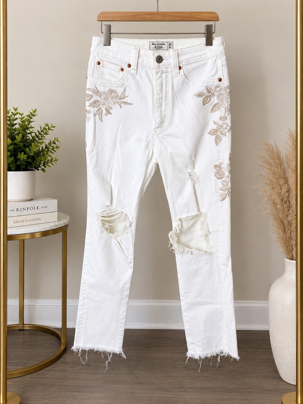 Abercrombie & Fitch White Embroidered Distressed Jeans Size 26